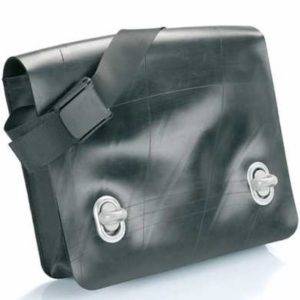 sac en pneux recyclés et ceinture de sécurité
